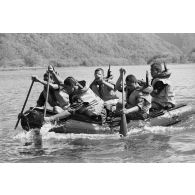 Entraînement du régiment d’infanterie de marine du Pacifique - Polynésie (RIMAP-P) au centre d'instruction nautique (CIN) de Tautira. Mise en oeuvre tactique de zodiac.