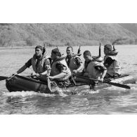 Entraînement du régiment d’infanterie de marine du Pacifique - Polynésie (RIMAP-P) au centre d'instruction nautique (CIN) de Tautira. Mise en oeuvre tactique de zodiac avec dessalage.
