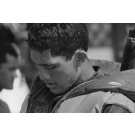 Portrait de militaire du régiment d’infanterie de marine du Pacifique - Polynésie (RIMAP-P) à l'entraînement au centre d'instruction nautique (CIN) de Tautira. Mise en oeuvre tactique de zodiac avec dessalage.