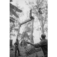 Le régiment d’infanterie de marine du Pacifique - Polynésie (RIMAP-P). Entraînement au centre d'instruction de montagne (CIM) de Papeete. Descente par le mat de l'asperge.