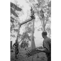 Le régiment d’infanterie de marine du Pacifique - Polynésie (RIMAP-P). Entraînement au centre d'instruction de montagne (CIM) de Papeete. Descente par le mat de l'asperge.