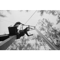 Le régiment d’infanterie de marine du Pacifique - Polynésie (RIMAP-P). Entraînement au centre d'instruction de montagne (CIM) de Papeete. Descente par le mat de l'asperge.