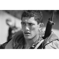 Portrait de militaire du régiment d’infanterie de marine du Pacifique - Polynésie (RIMAP-P) à l'entraînement au centre d'instruction nautique (CIN) de Tautira. Mise en oeuvre tactique de zodiac avec dessalage.