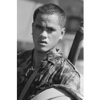 Portrait de militaire du régiment d’infanterie de marine du Pacifique - Polynésie (RIMAP-P) à l'entraînement au centre d'instruction nautique (CIN) de Tautira. Mise en oeuvre tactique de zodiac avec dessalage.