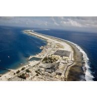 Vue aérienne du mur de protection contre les raz de marée érigé par les légionnaires du 5e régiment mixte du Pacifique (5e RMP) sur la zone aéroportuaire.