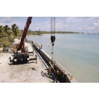 Les légionnaires du 5e régiment mixte du Pacifique (5e RMP) érigent un mur de protection contre les raz de marée.