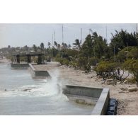 Mur de protection contre les raz de marée érigé par les légionnaires du 5e régiment mixte du Pacifique (5e RMP) sur l'atoll de Moruroa.