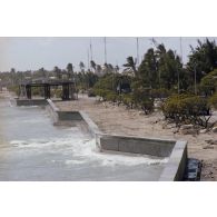 Mur de protection contre les raz de marée érigé par les légionnaires du 5e régiment mixte du Pacifique (5e RMP) sur l'atoll de Moruroa.