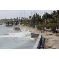 Mur de protection contre les raz de marée érigé par les légionnaires du 5e régiment mixte du Pacifique (5e RMP) sur l'atoll de Moruroa.