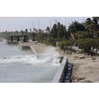 Mur de protection contre les raz de marée érigé par les légionnaires du 5e régiment mixte du Pacifique (5e RMP) sur l'atoll de Moruroa.
