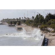 Mur de protection contre les raz de marée érigé par les légionnaires du 5e régiment mixte du Pacifique (5e RMP) sur l'atoll de Moruroa.