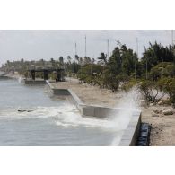 Mur de protection contre les raz de marée érigé par les légionnaires du 5e régiment mixte du Pacifique (5e RMP) sur l'atoll de Moruroa.