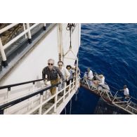 Montée des membres de la commission de la Défense nationale à bord de la plateforme Tila à Moruroa (Mururoa) pour une visite.