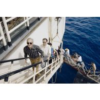 Montée des membres de la commission de la Défense nationale à bord de la plateforme Tila à Moruroa (Mururoa) pour une visite.