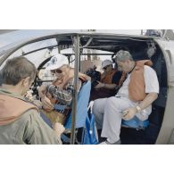 Départ des membres de la commission de la Défense nationale de la plateforme Tila à Moruroa (Mururoa) à bord d'un hélicoptère Alouette 3.