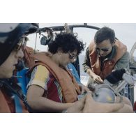 Départ des membres de la commission de la Défense nationale de la plateforme Tila à Moruroa (Mururoa) à bord d'un hélicoptère Alouette 3. Marie-Thérèse Patrat, député du Rhône et secrétaire de la commission.