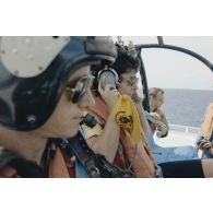 Départ des membres de la commission de la Défense nationale de la plateforme Tila à Moruroa (Mururoa) à bord d'un hélicoptère Alouette 3. Marie-Thérèse Patrat, député du Rhône et secrétaire de la commission.