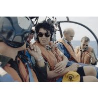 Départ des membres de la commission de la Défense nationale de la plateforme Tila à Moruroa (Mururoa) à bord d'un hélicoptère Alouette 3.