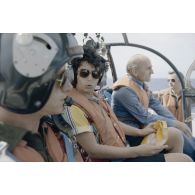 Départ des membres de la commission de la Défense nationale de la plateforme Tila à Moruroa (Mururoa) à bord d'un hélicoptère Alouette 3.