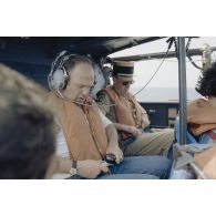 Départ des membres de la commission de la Défense nationale de la plateforme Tila à Moruroa (Mururoa) à bord d'un hélicoptère Alouette 3. Colonel Lacapelle, expert militaire auprès de l'Assemblée nationale.