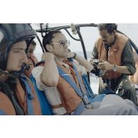 Départ des membres de la commission de la Défense nationale de la plateforme Tila à Moruroa (Mururoa) à bord d'un hélicoptère Alouette 3.