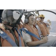 Départ des membres de la commission de la Défense nationale de la plateforme Tila à Moruroa (Mururoa) à bord d'un hélicoptère Alouette 3.