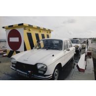 Panne sèche d'un véhicule Peugeot 204 transportant les membres de la commission de la Défense nationale à Moruroa (Mururoa).