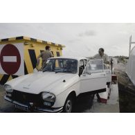Panne sèche d'un véhicule Peugeot 204 transportant les membres de la commission de la Défense nationale à Moruroa (Mururoa). Guy Chauveau, député de la Sarthe et le vice-amiral Jacques Choupin, commandant le Centre d'expérimentations du Pacifique (CEP).