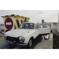 Panne sèche d'un véhicule Peugeot 204 transportant les membres de la commission de la Défense nationale à Moruroa (Mururoa). Guy Chauveau, député de la Sarthe et le vice-amiral Jacques Choupin, commandant le Centre d'expérimentations du Pacifique (CEP).