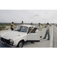 Panne sèche d'un véhicule Peugeot 204 transportant les membres de la commission de la Défense nationale à Moruroa (Mururoa).