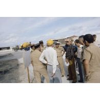 Visite de la station de concassage et de la centrale à béton à Moruroa (Mururoa) par les membres de la commission de la Défense nationale, accompagnés par le général de corps d’armée aérienne Michel Rouyer, directeur des centres d'expérimentations nucléaires (DIRCEN).
