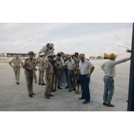 Visite de la station de concassage et de la centrale à béton à Moruroa (Mururoa) par les membres de la commission de la Défense nationale, accompagnés par le général de corps d’armée aérienne Michel Rouyer, directeur des centres d'expérimentations nucléaires (DIRCEN) et le vice-amiral Jacques Choupin, commandant le Centre d'expérimentations du Pacifique (CEP).