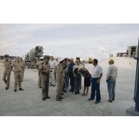 Visite de la station de concassage et de la centrale à béton à Moruroa (Mururoa) par les membres de la commission de la Défense nationale, accompagnés par le général de corps d’armée aérienne Michel Rouyer, directeur des centres d'expérimentations nucléaires (DIRCEN) et le vice-amiral Jacques Choupin, commandant le Centre d'expérimentations du Pacifique (CEP).