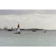 Nautisme sur petit dériveur catamaran à Moruroa (Mururoa).