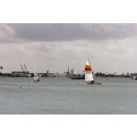 Nautisme sur petit dériveur catamaran à Moruroa (Mururoa).