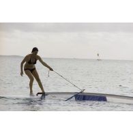 Baignade et planche à voile à Moruroa (Mururoa) pour Marie-Thérèse Patrat, député du Rhône et secrétaire de la commission de la Défense nationale en visite en Polynésie française.