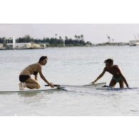 Baignade et planche à voile à Moruroa (Mururoa) pour Marie-Thérèse Patrat, député du Rhône et secrétaire de la commission de la Défense nationale en visite en Polynésie française.