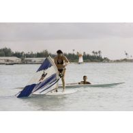 Baignade et planche à voile à Moruroa (Mururoa) pour Marie-Thérèse Patrat, député du Rhône et secrétaire de la commission de la Défense nationale en visite en Polynésie française.