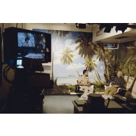 Louis Darinot, député de la Manche, président de la commission de la Défense nationale, en interview sur le plateau du studio de télévision de Télé Muru à Moruroa (Mururoa).