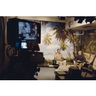 Louis Darinot, député de la Manche, président de la commission de la Défense nationale, en interview sur le plateau du studio de télévision de Télé Muru à Moruroa (Mururoa).