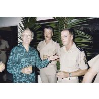 Dîner au club des officiers à Moruroa (Mururoa) offert aux membres de la commission de la Défense nationale en visite. Louis Darinot, député de la Manche, président de la commission.