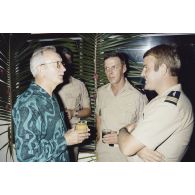 Dîner au club des officiers à Moruroa (Mururoa) offert aux membres de la commission de la Défense nationale en visite. Louis Darinot, député de la Manche, président de la commission.