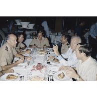 Dîner au club des officiers à Moruroa (Mururoa) offert aux membres de la commission de la Défense nationale en visite. Guy Chauveau, député de la Sarthe.