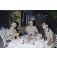 Dîner au club des officiers à Moruroa (Mururoa). Le capitaine Gagniou, chef de cabinet du directeur des centres d'expérimentations nucléaires (DIRCEN).