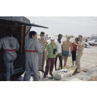 Visite des installations du centre d'expérimentations du Pacifique (CEP) à Moruroa (Mururoa) par les membres de la commission de la Défense nationale avec le vice-amiral Jacques Choupin, commandant le Centre d'expérimentations du Pacifique (CEP). Equipe de décontamination.