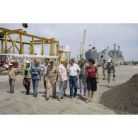Visite des installations du centre d'expérimentations du Pacifique (CEP) à Moruroa (Mururoa) par les membres de la commission de la Défense nationale avec le général de corps d’armée aérienne Michel Rouyer, directeur des centres d'expérimentations nucléaires (DIRCEN)  et le  vice-amiral Jacques Choupin, commandant le Centre d'expérimentations du Pacifique (CEP). Zone portuaire.
