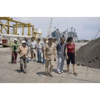 Visite des installations du centre d'expérimentations du Pacifique (CEP) à Moruroa (Mururoa) par les membres de la commission de la Défense nationale avec le général de corps d’armée aérienne Michel Rouyer, directeur des centres d'expérimentations nucléaires (DIRCEN)  et le  vice-amiral Jacques Choupin, commandant le Centre d'expérimentations du Pacifique (CEP). Zone portuaire.