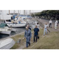 Visite au port de plaisance de Papeete des membres de la commission de la Défense nationale lors de leur voyage en Polynésie française.