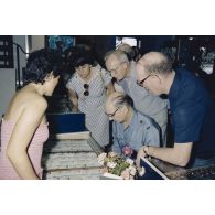 Visite d'une boutique de bijoux perliers par les membres de la commission de la Défense nationale lors de leur voyage en Polynésie française.