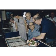 Visite d'une boutique de bijoux perliers par les membres de la commission de la Défense nationale lors de leur voyage en Polynésie française.